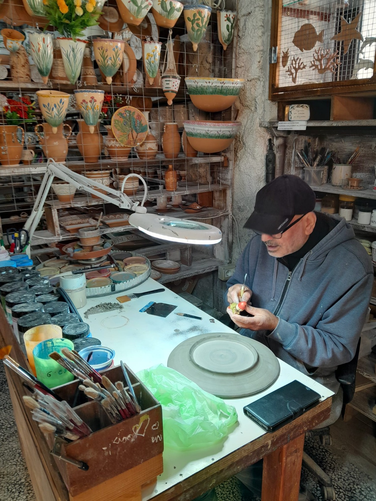 Dettaglio della bottega e della lavorazione